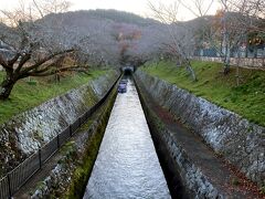 ２＜琵琶湖第一疎水＞
　京阪・三井寺駅で降り、なだらかな坂道を山に向かって歩くと目の前にまっすぐな川が現れました。これは、琵琶湖第一疎水。京都への飲料水の供給と灌漑、水運、発電を目的として造られた水路で約5年の歳月をかけて明治23年に完成しました。