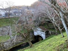 ３＜水門＞
　琵琶湖第一疎水は、全長11.1km、日本人だけの技術で造られました。琵琶湖の水は、長等山トンネルを通って京都市山科区で地上にあらわれ、またいくつかのトンネルを抜け、京都市左京区の蹴上、鴨川、宇治川へと流れていきます。この水門を閉めると、今でも京都市民は困るのでしょうか？