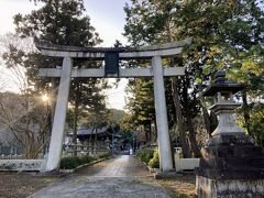 ４＜三尾神社（みおじんじゃ）＞
　水門近くに神社があったのでちょっと寄ってみました。ここ「三尾神社」は、伊弉諾尊(いざなぎのみこと)に関わる神社で、伊弉諾尊がいつも赤、白、黒三本の腰帯を垂らしていたことから「三尾大神」とも呼ばれ、それが神社の名前となっています。