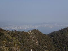 山頂駅近くの展望台から、宮島口方面の眺望です。