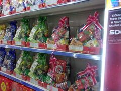 その時に配るお菓子、ごあいさつ回りのものなど、旧正月迄あと1か月ほどなので、お店もたくさん並べているのでしょう。

日本の歳末商戦みたいな感じ。