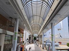 秋田駅駅舎を出て駅前正面のアーケード街へ
テレビで良く秋田県が登場する際に映る所です。
見た事ある様な雰囲気です。秋田に来たなと感じました。
