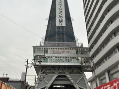 え！ここでびっくり！

通天閣の下、普通に車走ってるし、人も通ってる～。
東京タワーや、札幌テレビ塔もタワーの下は建物になってるよね～。
通り抜けできるなんて知らなかった～。