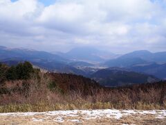 県道11号線（やまなみハイウェイ）で
由布院へ向かいます。

やまなみハイウェイは、
熊本県阿蘇から大分県別府まで続く
九州を縦断する風光明媚な
観光道路です。

展望台より、
由布岳と裾野に広がる由布院を