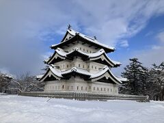 少し歩くと見えました！
弘前城です。