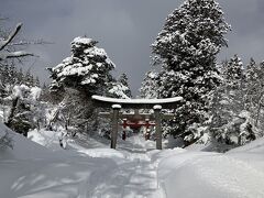 予定より遅くはなりましたが、無事に岩木山神社に到着しました！

前にきた時は雪がなかったんだけど、やっぱりこの季節はすごいですね・・、