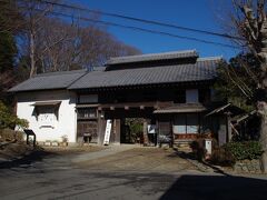 長屋門公園　これは旧大岡家長屋門だそうです。