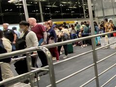 【スワンナプーム国際空港／バンコク】

うわっ!!すげぇぇ...。

タイのスワンナプーム国際空港は、昨年10月の帰国時に比べたら、（テキトーな見た目概算で）10倍ぐらいは混んでいた...と思う。

日本へ向かう便だけど、日本人は殆どいなさそう...タイ人／外国人ばかり...か...？