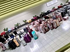 【福岡国際空港】

実際には、コロナ関係の手続きもほぼ無く簡素化されていたのが、イミグレがこれまで見た事がない程の長蛇の列で...激混み...

マジかよ...


写真：なんか、ピンクのトランク率、多し...