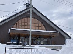 新しい施設です。
近くにあって良かった～。

外観は、二代目渋谷駅がモデルのようです。

館内には、お土産コーナーのほか、秋田犬ミュージアムや秋田犬展示室があるとのこと。