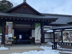 『彦根城博物館』を見て、彦根城を後にします。
ひこにゃんには、残念ながら時間が合わず会えませんでした。
少し歩いて、次は夢京橋キャッスルロードです。
雪が降ったり止んだりで天気が怪しい・・・。