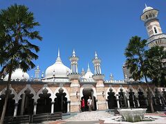 クアラルンプール最古のモスクです。
今回は中の見学はしなかったのですが、外観だけ撮らせてもらいました。
どこのモスクも本当に美しいです。