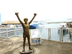 石垣島離島ターミナルの撮影スポット、具志堅用高さん。
安栄観光のブースで予約しておいたチケットを買います。