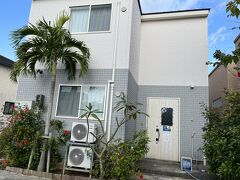 6部屋が一つになってるダリア外観。外の扉は24時間開放。
こんな感じの建物が周りにたくさんある感じです。
今回お世話になったパームスプリングスさんはパインレンタカーも営んでみえるのですが、
今回は満車で借りれませんでした。ホテル送迎をしている宮古島空港レンタカー(ミヤレン）に空をみつけ予約、9時にお迎えに来てもらいます。