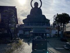 逆光ですが、高岡大仏を拝んでから出発しました。