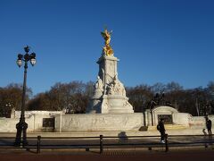 バッキンガム宮殿前広場のヴィクトリア記念碑