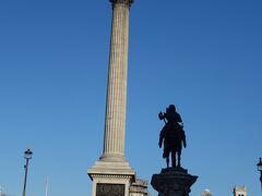 ネルソン記念柱とチャールズ1世騎馬像