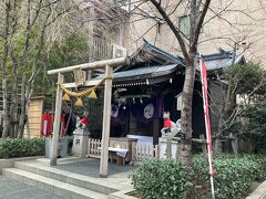 ビルの合間に静かに佇む茶ノ木神社。