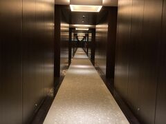 「コンラッド東京」の、どこまでも続く真っ直ぐな長い廊下。
突き当たりが見えません。
客室は30階以上にあります。