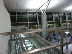 ホーチミン・タンソンニャット空港に着いたのは、9時半ごろ。

空港ビル内には、搭乗する人だけしか入れないとのことで、車を降りたところでガイドさんとはお別れ。