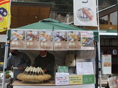 道の駅  あしがくぼにはこの時期だけなのか出店もありました。
ここは竹寺のお団子。
多分奥にいらっしゃるのは、副住職。
