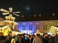 ■Weihnachtsdorf im Kaiserhof der Residenz

レジデンツのカイザーホフで開催されるクリスマスマーケット。2014年にはミュンヘンで最も雰囲気のあるマーケットに選ばれています。

＜開催期間＞
2022/11/17 - 12/22

＜HP（ドイツ語）＞
https://www.dasweihnachtsdorf.de
