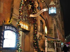 Ratskeller München（ラーツケラー）

今回は久しぶりにミュンヘン在住の友人と会ったので、ラーツケラー（市庁舎地下）で夕食を取ることに。

ドイツに来たからには、ドイツ料理が食べたいという方におすすめです。重厚な内装から歴史的な雰囲気も味わえますよ。