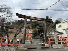 まだ時間があるので、裏手にも行ってみよう。
「建勲神社」がありました。
織田信長公を祀ってあるそうです。