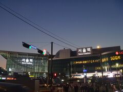 18：00
バスでソウル駅へ。
ロッテマートでお土産を買おうと思ったけど、何も買わず。