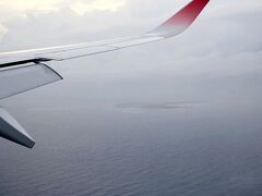 お天気が良くなかったので、高度が上がると下には雲以外何も見えません。息子は大好きなフライトマップを見ていましたが、そのうち寝てしまいました。
沖縄本島も天候が悪く、下降の際には揺れに揺れて相方も娘も気分が悪くなっていました。息子は家族の中で一番酔いやすい体質ですが、寝ていたので大丈夫でした。