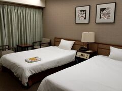 沖縄１日目のホテルは初めて泊まる『琉球サンロイヤルホテル』。
旭橋駅から３分位と近かった。

シングルで予約しましたがツインルームにアップグレードしていただけました。
他の方のブログとか見ると大体アップしてくれてるみたい。

生粋？のビジネスホテルのせいか、情報検索してもホテル内の画像が少なかったので今回おばさん、しつこいくらい写真載せます。

