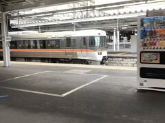 長野駅


今までは諏訪や松本しか行っていませんでしたが、今回初めて長野駅に来ることができました