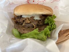 高鐵出発まで時間があったので、駅構内のモスバーガーでランチ
モスバーガー、てりやきバーガーと言ったお馴染みメニューの他に壽喜焼バーガー、明太子コロッケバーガーなど日本で見ないバーガー類が色々…
今回は壽喜焼バーガーを注文。一見、てりたまバーガーのようだが、ソースがすき焼きのタレのようで、パテ＆バンズとの相性が良い。ただし、玉子が半熟でないのが残念！