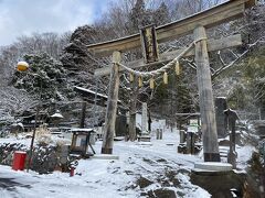 少し離れたところに「刈田嶺（かったみね）神社」里宮という神社がありました。
後で調べると、冬の間に御神体が移される場所のようです。
対となる「刈田嶺神社」奥宮は「御釜」近くの山頂にあるそうです。
先に調べておくべきでした。
（蔵王町観光物産協会）
https://www.zao-machi.com/temples_history/425.html