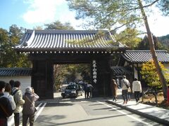 観光コースは、東山南禅寺から。この門は道路なので、何度も通っているが、南禅寺へ入るのは久しぶり。