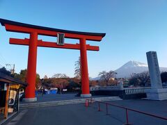 富士山本宮浅間大社の鳥居と富士山のコラボです。