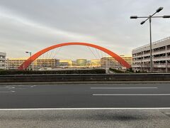 三連休の影響なのかアクアラインは渋滞して40分ほど遅れて羽田空港へ到着。
目の前に見えるのは第２ターミナル。