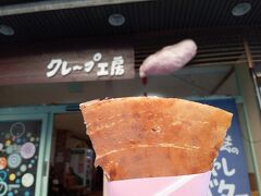 お気に入りの「クレープ工房 松本店」さんに再訪です。待ち時間の長さはありますが、ここのは生地が美味しいですよ！その生地を存分に楽しむために、今回は「シナモンシュガーバター」にしました。カリカリに焼かれた生地が、最高においしいです。