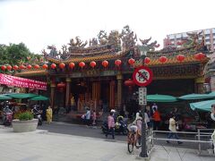 　さらに市場の真ん中付近には、地元民や受験生から学問の神様として崇められている文昌帝が祀られている廟(文昌宮)があります。　そのため朝市のついでに、台北では孔子廟や龍山寺と同じくらい有名な寺院を参拝できます。
