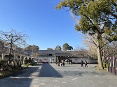 ■洗馬橋→熊本市電B系統→花畑町
くるりと一周して戻ってきました。
短い時間ですが、熊本の電車を味わいました。

お城近くの「桜の馬場　城彩苑」へ。
お土産屋や飲食店が集まっています。
http://1592.jp/