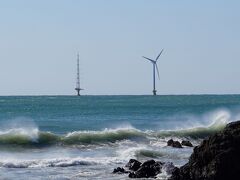 高い波を見ながらお散歩です。