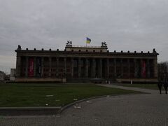 大聖堂の隣の旧美術館。屋上にはウクライナ国旗が掲げられていました。