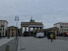 ウンター・デン・リンデンをずっと西に移動し、東西ベルリン統一の象徴「ブランデンブルク門」が見えてきました。