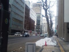 札幌市内に帰ってきました。
市内の道路は除雪が進んでいて
開拓村とは大きく異なっています。
近隣エリアにこのように変化に富んでいる
ところがあるのが北海道の魅力なのでしょうか。
融雪装置があるから溶けているのでしょう。