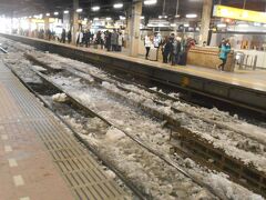 JR札幌駅から新千歳空港に向かいます。
ホームから見える線路には
まだたくさんの雪が残っています。
さすがにこれは北海道の光景だと思いました。