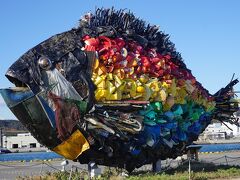 ●宇野のチヌ＠宇野港

カラフルで綺麗…と思ってしまいますが…。
実はこれ、漂流物で出来ているのです。
宇野港や児島湖界隈で集められた漂流物で一つのアートになりました。
第1回「瀬戸内国際芸術祭2010」で生まれた作品です。