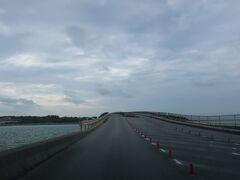 新奥武橋を通って奥武島に向かっています