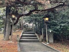 琴弾山の山頂に鎮座する神様「琴弾八幡宮」

源義経が源平合戦の勝利祈願をしたことで知られています。

銭形砂絵を先に見てしまったのですが、公園入口の大きな鳥居から381段の階段を登ってくると、源義経奉納の木乃鳥居があったようです。
約800年も前の木製の鳥居？？？
それも源義経奉納ならば文化財になっていても良いはずですが、なっていないようなので、、、(^^ゞ