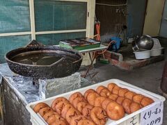 相方が「加太に来たら揚げパン！」とのことで行ってきました！

住宅街の狭い路地にあります。

▼キシモト商店
表面がサクサクの揚げパンはどこか懐かしい味がしました。
この時は栗あん、くりーむ味がありました！