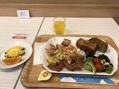 今日も6:30過ぎには朝食を食べに来ました♪

ふーちゃんぷる、人参しりしり、もずく入り玉子焼きなど
ふーちゃんぷるはポークじゃなくてベーコンが入ってました・・いつもそうなのかな？

何気にユーグレナのトーストが美味しかった！
ユーグレナが美味しいというよりは、北海道バターホイップが美味しかったんだと思う(^O^)♪
